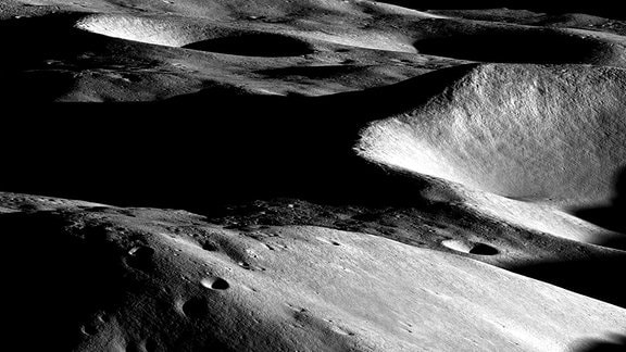 Zwei Gipfel auf dem Mond, die sich in 170 Kilometern Entfernung vom Shackleton-Krater befinden.