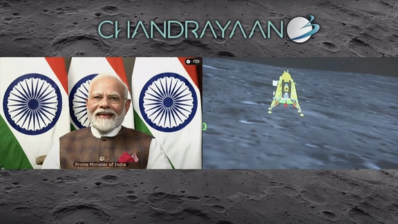 Ein Screenshot von der Live-Übertragung der Mondmission Chandrayaan 3. Zu diesem Zeitpunkt ist die Mission gereade erfolgreich auf der Mondoberfläche gelandet. Links der indische Premierminister Narendra Modi, rechts eine Animantion der Mondlandung.
