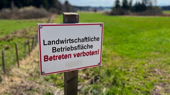 Um einen Moorsee  steht ein Schild und weist auf eine Landwirtschaftliche Betriebsfläche hin, Betreten verboten.