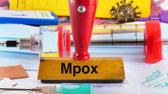 Schriftzug Mpox auf Stempel