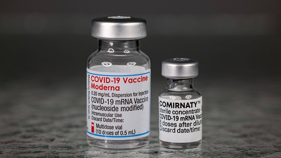 Impfstoff-Phiolen. Moderna und Comirnaty