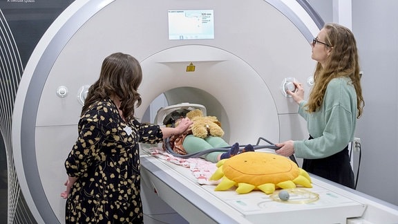 MRT-Experiment mit Kind am Max-Planck-Institut für Kognitions- und Neurowissenschaften in Leipzig 