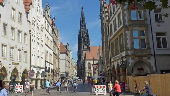 Die Innenstadt von Münster Westfalen, hier der Prinzipalmarkt mit Blick auf die römisch-katholische Kirche St. Lamberti. 