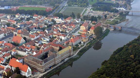Luftaufnahme der Stadt Grimma mit der Klosterkirche und der Gattersburg mit Muldewehr.