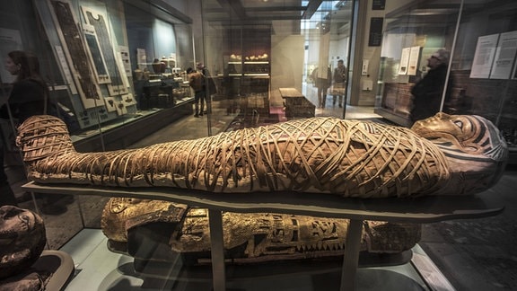 Eine Mumie liegt im Museum.