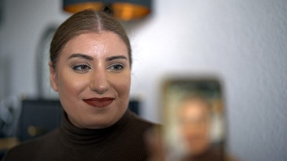 Die Jesidin Yasemin Toprak wurde von ihrer Familie verstoßen, nachdem sie öffentlich über Sex vor der Ehe sprach.