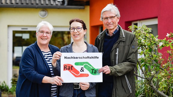 Rat und Hilfe - Nachbarschaftshilfe - Angela Holtermann (1. Sprecherin) steht zusammen mit Ute Unterschemmann (Gründungsmitglied) und Lothar Veutgen (Operativen Bereich) (v.l.) vor dem Büro in Essen-Haarzopf.