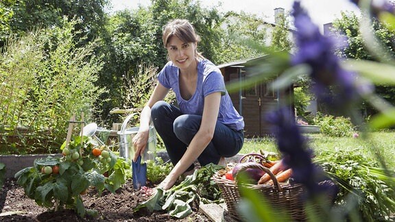 Eine junge Frau bei der Gartenarbeit