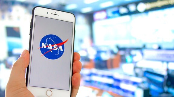 Das NASA Logo auf einem Smartphone