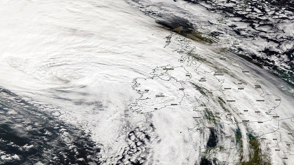 Ein Satellitenbild des Sturmtiefs Lorenzo über dem Nordatlantik am 3. Oktober 2019. Der Sturm sendet wirbelartig Wolkenbänder aus, die Grobritannien und Westeuropa überqueren, während sein Zentrum noch über dem Nordatlantik liegt.