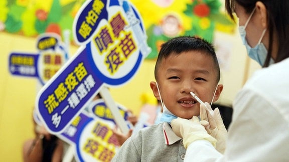 Ein Kind erhält Nasenspray-Impfstoff gegen Grippe.