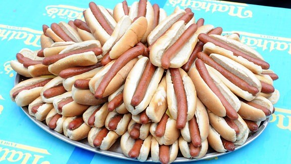 Hot Dogs sind auf eine Platte gestapelt