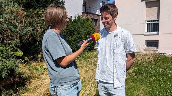 Eine Frau interviewes einen Mann