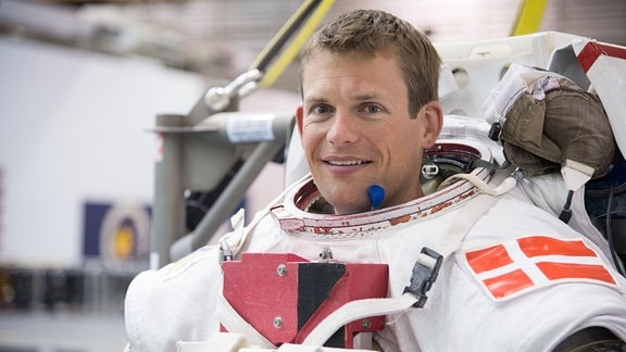 Esa-Astronaut Andreas Enevold Mogensen im Astronautenanzug.