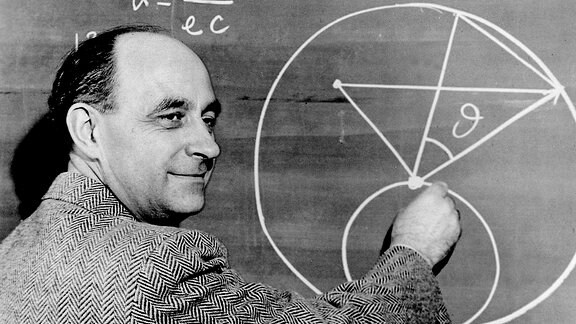 Enrico Fermi vor Tafel