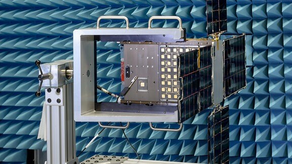 BioSentinel-Flugeinheit mit ausgefahrenem Solarzellenfeld im Engineering Evaluation Laboratory (EEL), einer Hochfrequenz-Testanlage, nach Abschluss eines elektromagnetischen Kompatibilitätstests.