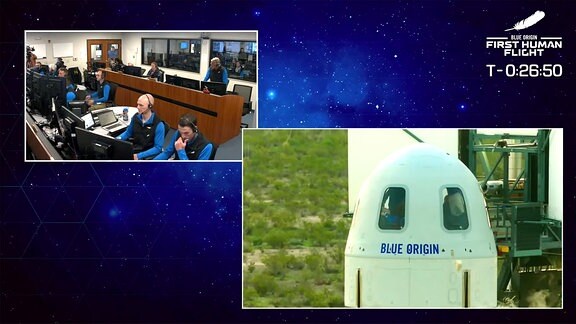 Links oben sieht man das Mission-Control-Center. Im großen Bild rechts erkennt man die Raumkapsel auf der New-Shepard-Trägerrakete.