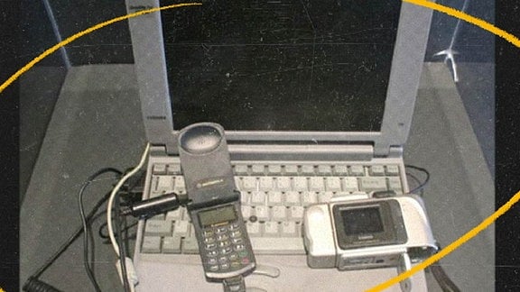 Laptop, Handy und Digitalkamera aus den 1990er-Jahren.