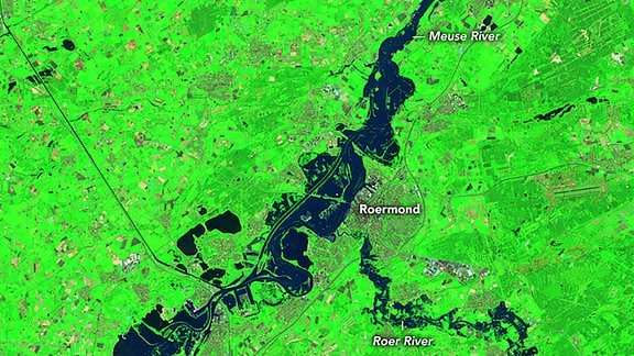 Am 18. Juli 2021 nahm der Operational Land Imager (OLI) auf Landsat 8 dieses Bild der Überschwemmungen entlang der Flüsse Maas und Roer auf. Als der Wasserstand stieg, mussten fast 5.000 Menschen aus Roermond, einer Stadt in den Niederlanden nahe der deutschen Grenze, evakuiert werden. Ein Dammbruch an der Roer trug zu den umfangreichen Überschwemmungen bei.