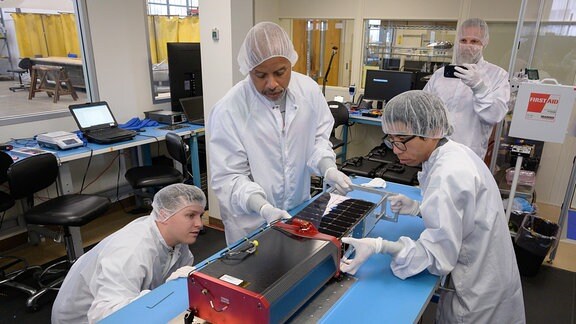 Die Nasa-Wissenschaftler beim Zusammenbau des Starling-Cubesats, einem kleinen Satelliten
