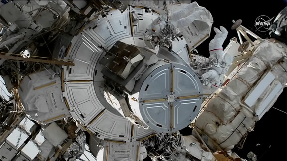 Die Astronauten Matthias Maurer und Raja Chari beim Außeneinsatz ander ISS