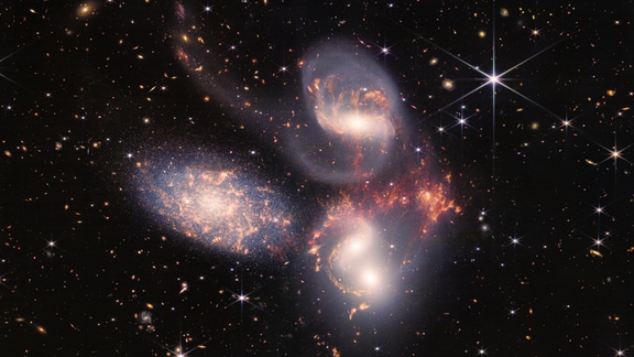 Farbaufnahme des James Webb-Weltraumteleskops von der Galaxiengruppe Stephans Quintett.