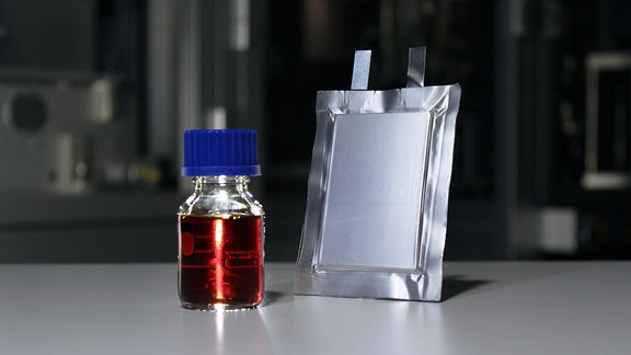 Lithium-Schwefel-Batterien und das dafür entwickelte Bindemittel in einem kleinen Fläschchen