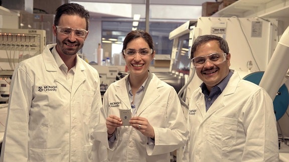 Drei Wissenschaftler der Monash University mit einem Lithium-Schwefel-Akku