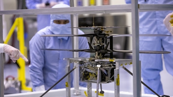 Der Mars-Hubschrauber Ingenuity wird von Wissenschaftlern der NASA am 10. März 2020 im Kennedy Space Center getestet