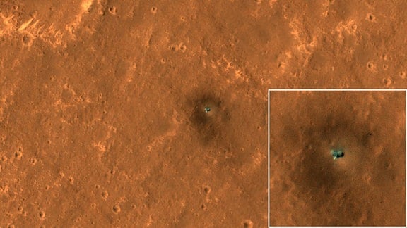 Ein Satellitenbild von der Marsoberfläche zeigt den Lander InSight