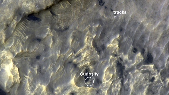 Ein Satellitenbild von der Marsoberfläche zeigt den Rover Curiosity