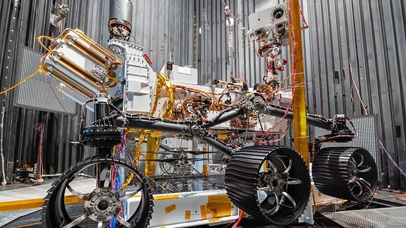 Ein Mars Rover wird in einem Labor getestet.