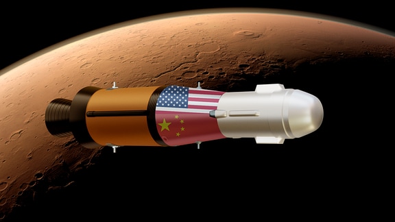 Eine Illustration von einem Mars-Sample-Return-Raketenprojektil, nachdem es in den Weltraum geschossen wurde. Im Hintergrund befindet sich der Mars. Die Rakete zeigt eine Collage mit den Flaggen der USA und der Volksrepublik China.