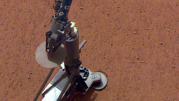 Der Maulwurf wurde vom Deutschen Zentrum für Luft- und Raumfahrt (DLR) entworfen. Mit der NASA-Mission "InSight" ist er Ende 2018 auf dem Mars gelandet. Der Maulwurf soll die Wärmeleitfährigkeit des Marsbodens in bis zu fünf Meter Tiefe messen. Dafür bohrt er sich in den Untergrund. Doch der Boden macht es dem Bohrer schwer. Aufnahmen von 2020.