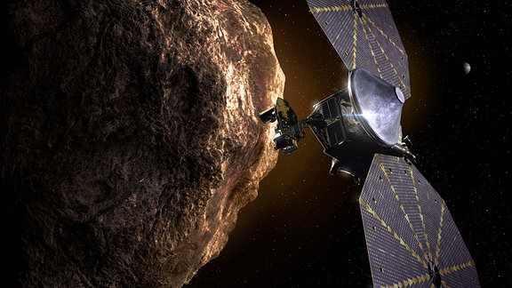  Eine künstlerische Darstellung der Raumsonde Lucy in der Nähe eines Asteroiden