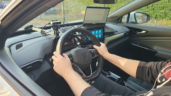 Blick in das Innere des SmartCars, das mit einem Computerbildschirm, sowie einer Kamera ausgestattet ist, sich sonst aber kaum von einem gewöhnlichen Auto unterscheidet.