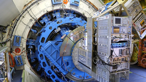 Das Ferninfrarot-Spektrometer GREAT ist innerhalb der Druckluftkabine im Flugzeugobservatorium SOFIA am Teleskopflansch montiert. Die Teleskopschüssel selbst befindet sich in einem hermetisch abgeschlossenen Raum im hinteren Teil des Flugzeugs. Ihre Luke wird erst während des Fluges geöffnet.