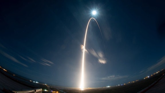 Ein Feuerkreis am Himmel zeigt die Startbahn einer Rakete