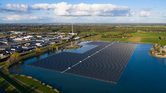 Eine schwimmende Solaranlage in Holland