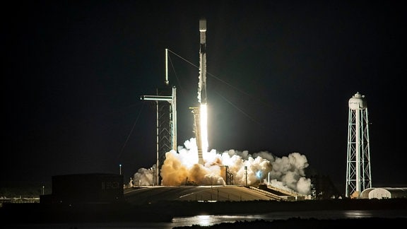 Der Launch der Starlink-Internet-Satelliten. Betrieben werden die Starlink-Satelliten von dem privaten Raumfahrtunternehmen SpaceX. Dieses schickt sie mit seinen eigenen Trägerraketen, des Typs "Faalcon 9", ins Weltall