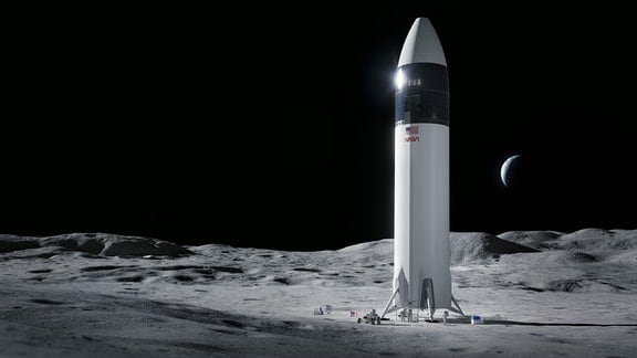 Das Starship für die NASA im Einsatz auf dem Mond. Im letzten Drittel des Bildes steht eine weiße Rakete auf der Mondoberfläche. Rechts dahinter ist die Erde als Sichel zu erkennen. Der Hintergrund ist schwarz, nur den grauen Mondboden kann man in der unteren Bildhälfte noch erkennen.