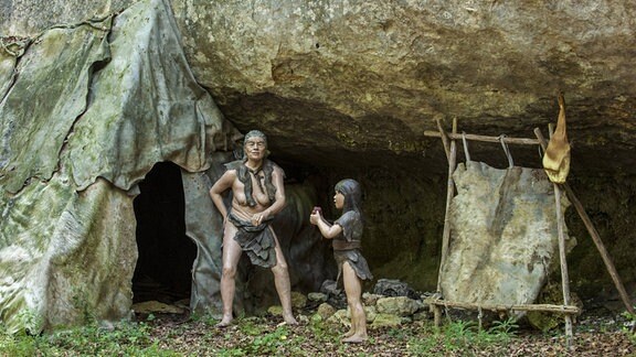 Modell - Neandertalerin mit Kind