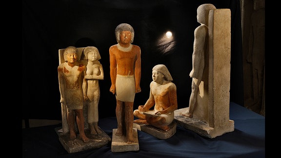 Statuen stellen den hohen ägyptischen Würdenträger Nefer und seine Frau dar.