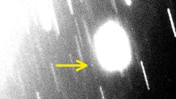 Das Entdeckungsbild des neuen Uranusmondes S/2023 U1, aufgenommen mit dem Magellan-Teleskop am 4. November 2023. Uranus befindet sich knapp außerhalb des Gesichtsfeldes oben links, wie man an dem verstärkten Streulicht erkennen kann. S/2023 U1 ist der schwache Lichtpunkt in der Mitte des Bildes. Die Lichtspuren stammen von den Hintergrundsternen. 