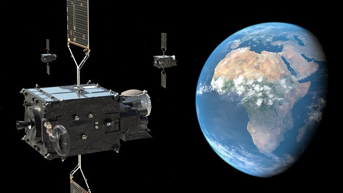 Künstlerische Darstellung dreier Meteosat-Wettersatelliten der dritten Generation. Zwei baugleiche (MTG-I) arbeiten im Tandembetrieb: einer scannt Europa und Afrika alle zehn Minuten, der andere nur Europa, dafür alle zweieinhalb Minuten. Ein dritter Satellit mit etwas anderer Ausstattung (MTG-S) soll eine schnelle lokale Abdeckung ausgewählter Teile der Erde ermöglichen. | Bildrechte: ESA / Mlabspace Künstlerische Darstellung dreier Meteosat-Wettersatelliten der dritten Generation. Zwei baugleiche (MTG-I) arbeiten im Tandembetrieb: einer scannt Europa und Afrika alle zehn Minuten, der andere nur Europa, dafür alle zweieinhalb Minuten. Ein dritter Satellit mit etwas anderer Ausstattung (MTG-S) soll eine schnelle lokale Abdeckung ausgewählter Teile der Erde ermöglichen.