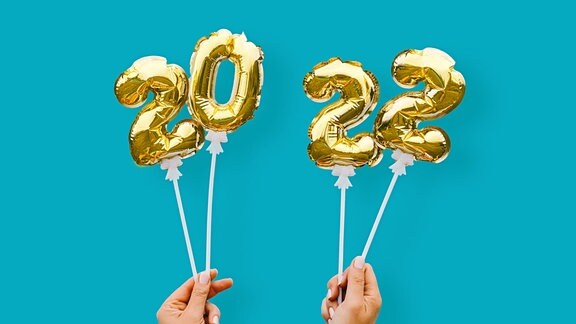 Illustration: Luftballons formen die Zahl 2022