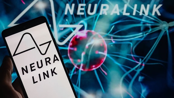 Das Neuralink-Logo wird auf einem Smartphone angezeigt, wobei Neuralink im Hintergrund zu sehen ist.