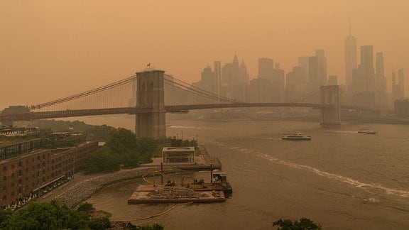 Blick auf die dunstigen Skylines der Stadt New York bei schlechter Luftqualität, weil der Rauch der kanadischen Waldbrände durch den Wind hereingetragen wird.