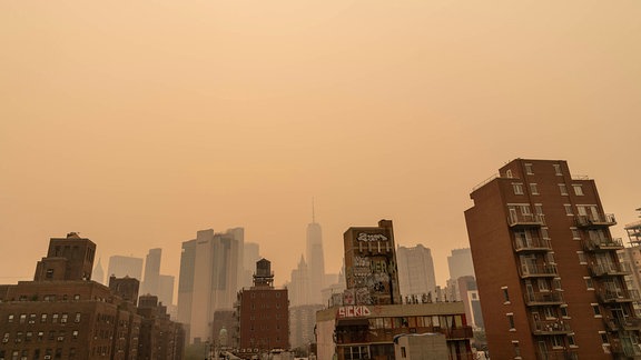 Der Himmel über New York und Hochhäuser sind in Dunst gehüllt.