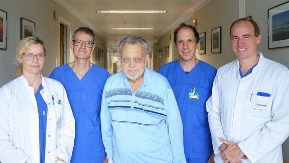 Schrittmacherpatient Jürgen Günther (80, Mitte) aus Berlin mit Mitgliedern des Teams der Klinik für Kardiologie, Angiologie und Intensivmedizin am Deutschen Herzzentrum der Charité, Campus Virchow-Klinikum